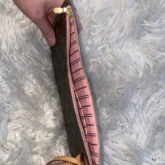 barley used beautiful Louis Vuitton hand bag - Picture 5 of 11